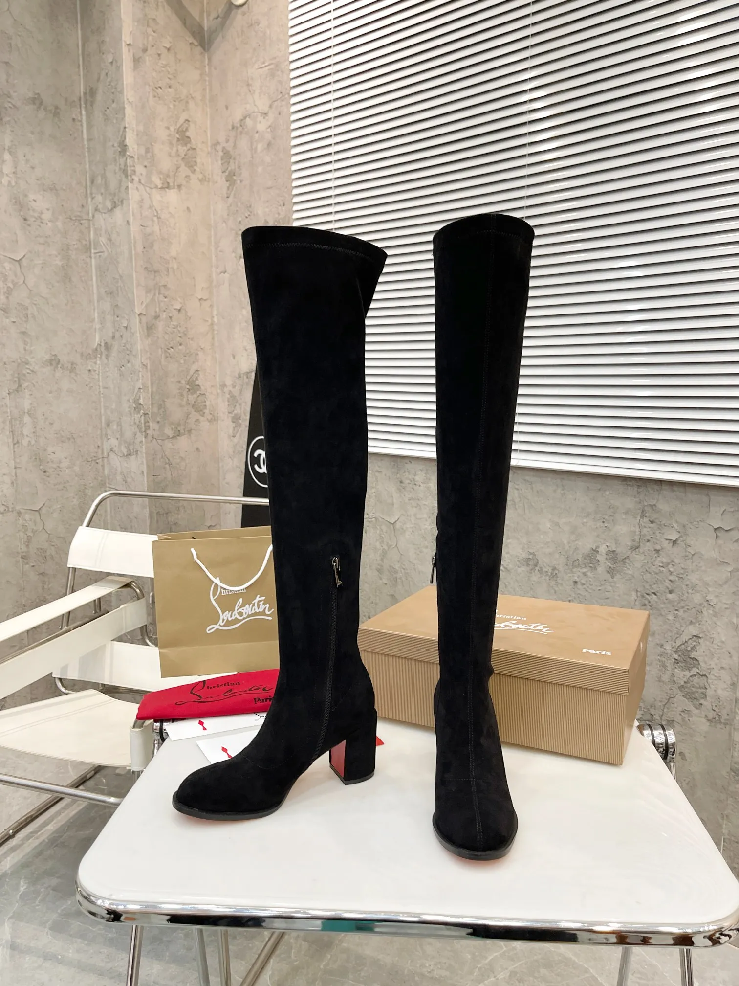 👟👟Ex-factory price 640👟👟 Christian Louboutin (CL) launches new thick-heeled stretch ankle boots, which are classic and refined, with smooth and slender lines. Fitted with 70mm square heel. The tube height is 22 inches.  ✅Fabric: stretch velvet leather ✅Lining: sheepskin ✅Outsole/heel height: rubber Heel height 7cm ✅Color: black stretch velvet black stretch leather khaki stretch suede ✅Code number: 34-41 (34,41 customized) ✅Packaging: original board packaging